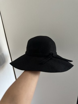 Elegancki czarny klasyczny kapelusz ze wstążką 57 cm