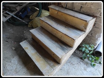 Schody drewniane na podwyższenie lub półpiętro 70 cm wysokosci