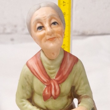 Ceramiczna figurka starej kobiety, bardzo duża