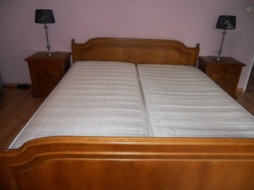 dębowe podwójne łóżko z materacami i szafeczkami