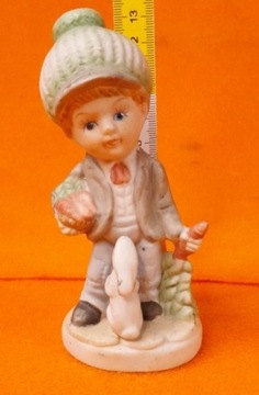 Ceramiczna figurka chłopca z królikiem