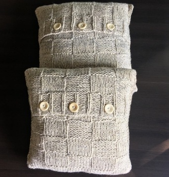 Dekoracyjna poduszka robiona na drutach