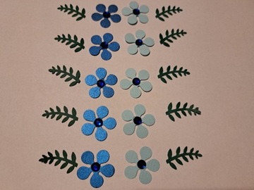 Kwiaty granatowe i błękitne z listkami Handmade