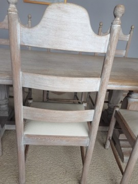 Drewniany stół z krzesłami 