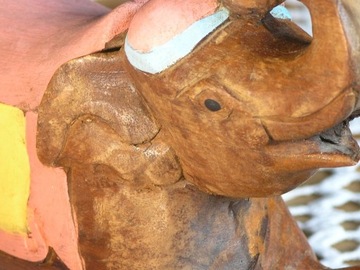 Drewniana figurka słonika