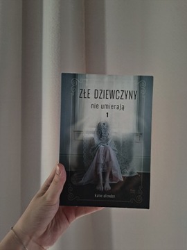 Książka "Złe dziewczyny nie umierają" 