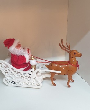 Mikołaj w saniach z reniferem na baterie