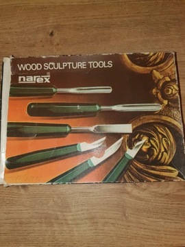 Zestaw narzędzi do rzeźbienia w drewnie. 