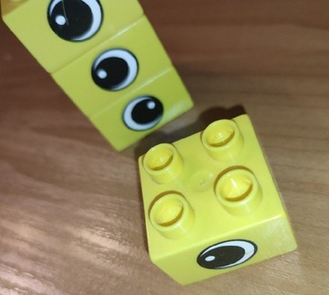 Klocek LEGO Duplo 2x2 żółty z oczami 