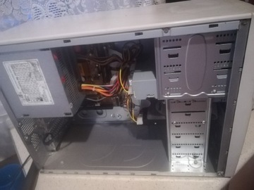 Stary kompletny komputera stacjonarny 