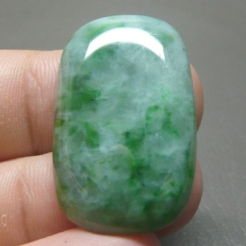 Naturalny Jadeit zielony biały birmański kamień