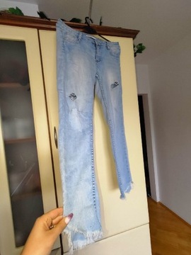 Spodnie Jeansowe z dziurami roz M z dziurami