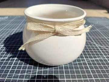 Doniczka ceramiczna ze wstążką 13,5 x 9,5 cm - kolor biały