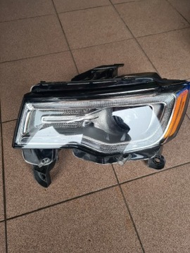 Lampa przednia Jeep Grand Cherokee wk2