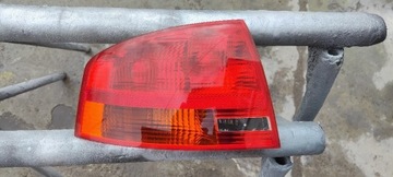 Audi A4B7 Lampa lewa tył w błotnik EU