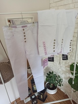 Białe spodnie zapinane na guziki wysoki stan