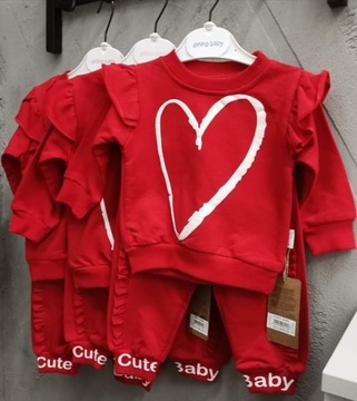 Komplet dresowy niemowlęcy Serce czerwony