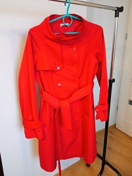 Płaszcz czerwony, rozkloszowany, krótki 38