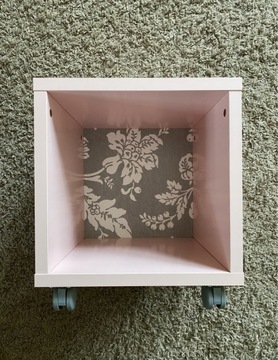 Pudrowo różowa szafka na kółkach IKEA Konsmo kubik
