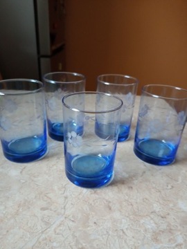 Kolorowe, niebieskie szklanki