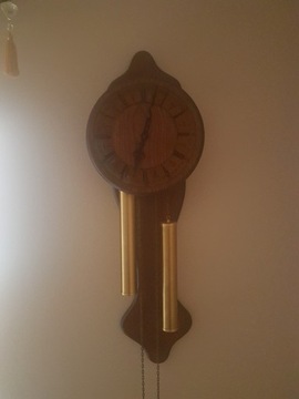 Stary wiszący zegar drewniany