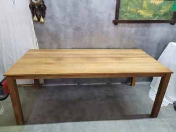 Duży drewniany stół na czterech nogach