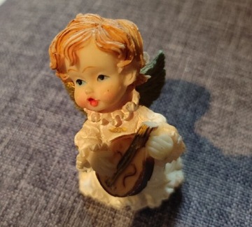 Figurka aniołka z mandoliną 