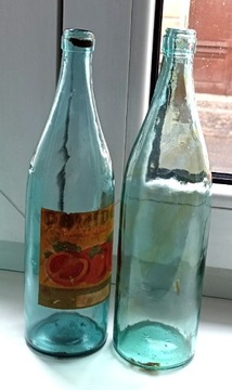 Dwie stare butelki od przecieru pomidorowego  .