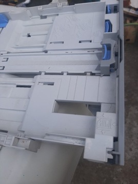 HP Color LaserJet CP1215  zasobnik kieszeń na pap.