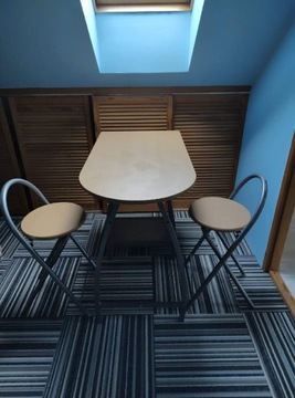 Biurko i krzesła albo barek lub stolik