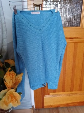 Sweter niebieski błękitny z ozdobnymi klamrami