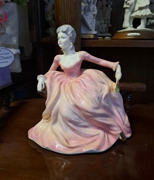 Piękna figurka siedząca dama porcelana Coalport