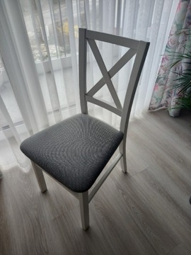 Krzesła dwa białe z szarą tapicerką