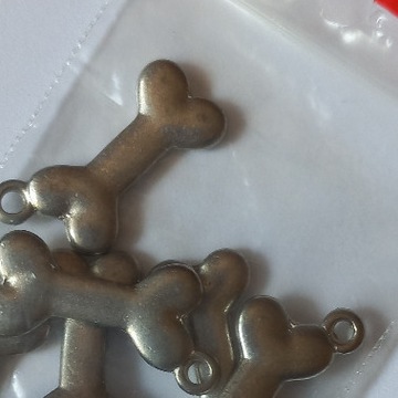 Zawieszka metalowa psia kość w kolorze srebrnym