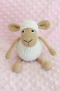 Puchata owieczka handmade rękodzieło amigurumi