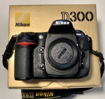 Nikon D300 body, bardzo mały przebieg, etui