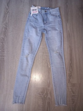 Spodnie jeansowe z rozdarciami 