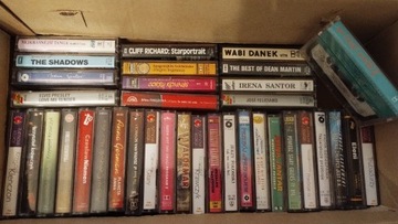 Niewielka kolekcja kaset z muzyką.
