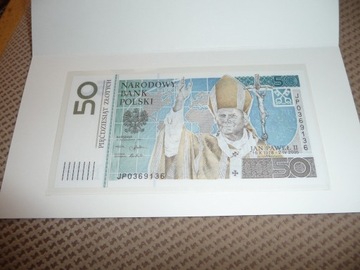 Banknot widoczny na zdjęciu 50 zł 2005rok