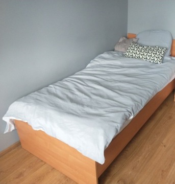 Komplet mebli łóżko z materacem i biurko