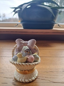 Wielkanocna szkatułka z jajeczkami