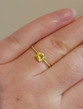 Nowy, złoty pierścionek z żółtą cyrkonią 585.