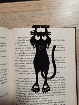 Kot zakładka do książki notesu 