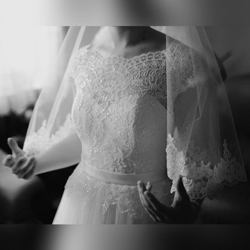 Elegancka suknia ślubna na filigranową pannę młodą