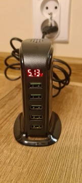 Szybka ładowarka USB z wyświetlaczem Volt Amper