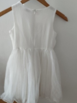 Śliczna sukieneczka biała5,6 lat
