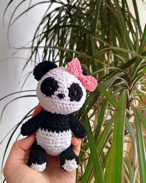 Panda z kokardką na szydełku 