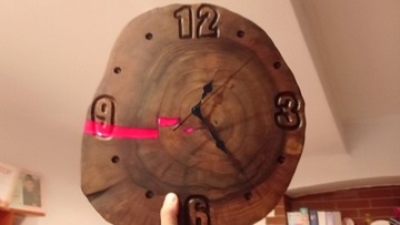 Zegar ścienny z drewna i zywicy do salonu duży 