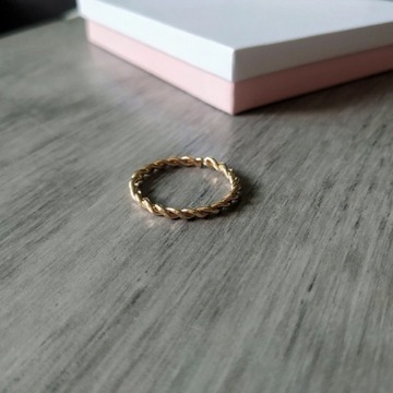 Delikatny złoty damski pierścionek