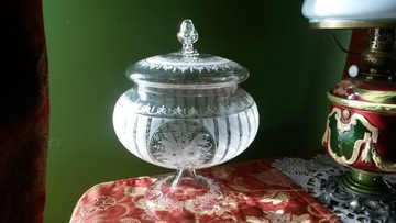 Bola-waza kryształowa z pięknym wzorem.